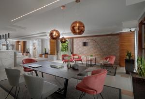 Ein Sitzbereich in der Unterkunft Blazer Suites Hotel