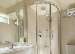 Ein Badezimmer in der Unterkunft Blazer Suites Hotel