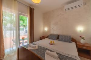 ブドヴァにあるVilla Sunny Hillの小さなベッドルーム(ベッド1台、バルコニー付) +66枚の写真