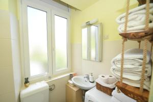 Kúpeľňa v ubytovaní Central apartment with beautiful sea view + 31 fotografií