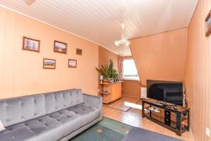 Μια τηλεόραση ή/και κέντρο ψυχαγωγίας στο Nida Apartments