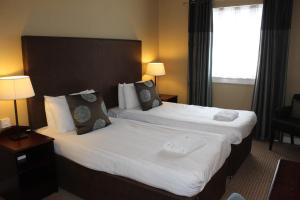 Cama ou camas em um quarto em Cairn Hotel