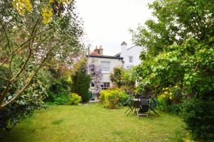 un jardín con una casa en el fondo en Grove Cottage en Yarmouth