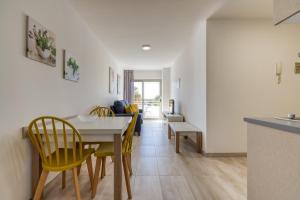 Posezení v ubytování 2 min Walk to Beach - Private Terrace - Some with Sea Views