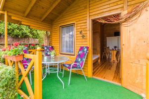 a patio with a table and chairs on a porch at Pokoje Pawel Jakubik in Krynica Morska