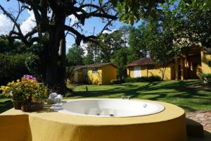 a bath tub in the middle of a yard at Hospedagem Fazenda Nova América in Brotas