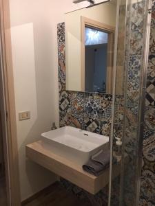 y baño con lavabo y espejo. en IL PANARO, en Palermo