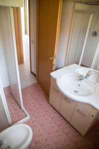 bagno con lavandino, specchio e servizi igienici di Summer by the sea home a Cavallino-Treporti