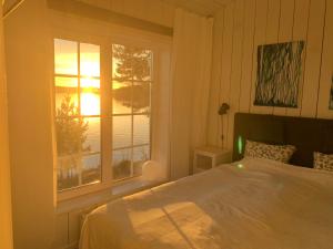 Schlafzimmer mit einem Bett und einem Fenster in der Unterkunft Haus Kilstrand in Tämta