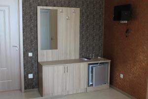 un bagno con un lavandino e uno specchio su una parete di Okro Life a Kobuleti