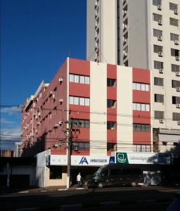 una furgoneta estacionada frente a un gran edificio en Ambassador Hotel, en Foz do Iguaçu