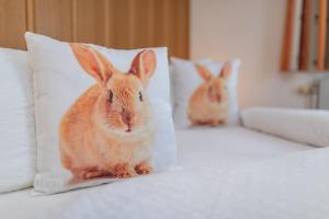 Łóżko lub łóżka w pokoju w obiekcie Bauernhof Katin