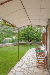 Vonkajšia záhrada v ubytovaní Villa Kastania