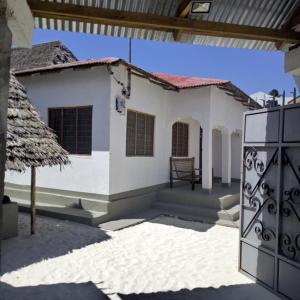パジェにあるHakuna Matata Guest Houseの門前の家