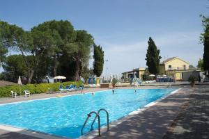 a swimming pool in a resort with people in it at STOERbuiten Lodges Mar Y Sierra in San Costanzo