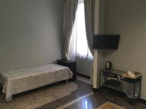 Łóżko lub łóżka w pokoju w obiekcie Check-Inn Rooms Genova Centro