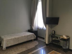 TV a/nebo společenská místnost v ubytování Check-Inn Rooms Genova Centro