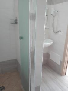 A bathroom at Hotel Conca d'Oro