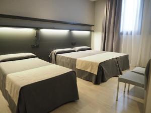 Posteľ alebo postele v izbe v ubytovaní Hostal Benidorm