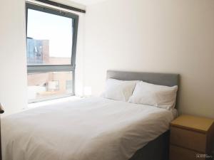 Una cama o camas en una habitación de Sheffield Central apartments