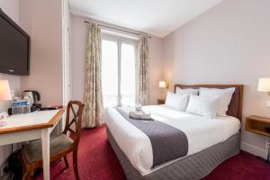 Postel nebo postele na pokoji v ubytování France Louvre