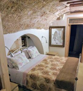 una camera con un letto in una parete in pietra di Antico Bilocale Soleto a Soleto