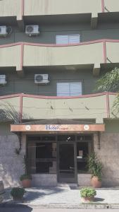 un edificio con una señal de hbcc delante de él en Hotel Confort, en Santiago del Estero