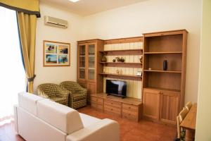 a living room with a couch and a tv at Casa del Grillo in Molfetta