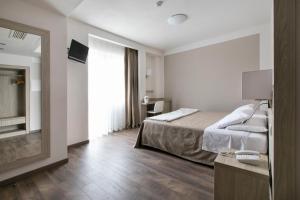 A bed or beds in a room at Hotel Conradi