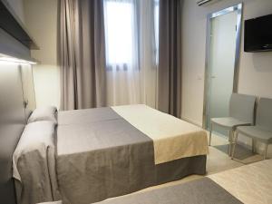 Posteľ alebo postele v izbe v ubytovaní Hostal Benidorm