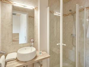 un baño con lavabo y ducha en Hostal Nobadis, en Cervera