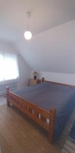 コアセーにあるMy Bureau Apartmentのベッドルーム1室(大型木製ベッド1台付)
