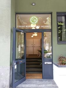 wejście do budynku z niebieskimi drzwiami w obiekcie Cirene Apartments Milano w Mediolanie