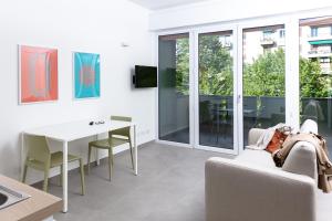 salon z kanapą i stołem w obiekcie Cirene Apartments Milano w Mediolanie +18 zdjęć