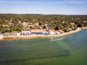 una vista aérea de una casa en una isla en el agua en Appartement Du Lac, en Hossegor