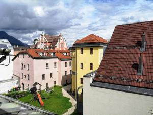 Cảnh núi rừng hoặc tầm nhìn ra núi từ căn hộ