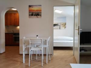 - une cuisine et une salle à manger avec une table et des chaises dans l'établissement Sankt-Nikolaus Old Town City Apartment, à Innsbruck