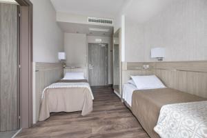 A bed or beds in a room at Hotel Conradi