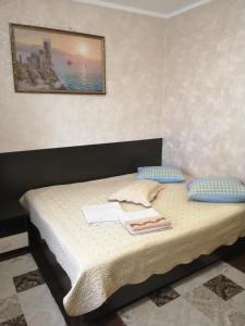 モスクワにあるMinihotel Comfort Dmitrovkaの壁に絵が描かれたベッドルームのベッド1台