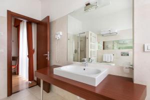 A bathroom at Hotel Conradi Még 37 kép