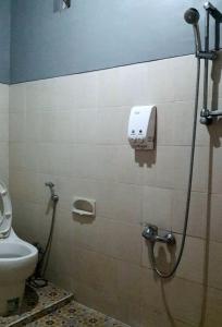 ein Badezimmer mit Dusche und Toilette in der Unterkunft relic room-Eps Comfortable for Anyone in Malang