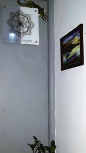 eine Wand mit einem Bild und einem Bild darauf in der Unterkunft relic room-Eps Comfortable for Anyone in Malang
