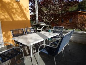 Neumarkt in SteiermarkFerienhaus Grohs的露台上的一张桌子和几把椅子