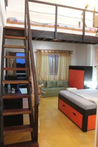 1 dormitorio con litera y escalera en Vanilla Sky Dive Resort, en Panglao