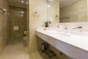 Xenon Hotel & SPA 욕실