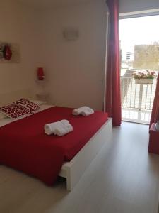 ein Schlafzimmer mit einem Bett mit zwei Handtüchern darauf in der Unterkunft La Casa di Charme in Ragusa