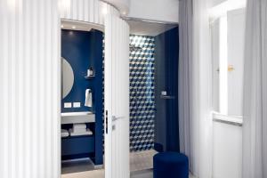 Koupelna v ubytování Hotel Plaza e de Russie - Relais & Châteaux + 37 fotografií