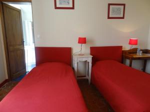 Un pat sau paturi într-o cameră la Chambres d'hotes du Jay