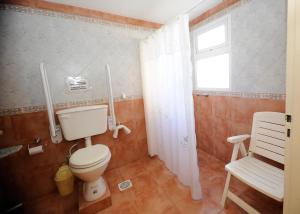 baño con aseo, ventana y silla en Puente Austral, en San Carlos de Bariloche 36 fotos más