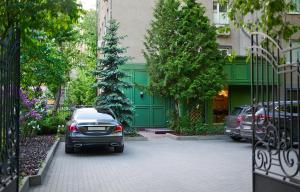 モスクワにあるSoderi's Residence & Spaの緑の建物の前に停車する車